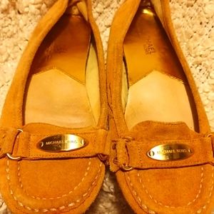 MICHEAL KORS MOCCASINS NEW WITHOUT TAG NEVER WORN SIZE 7 BEIGE